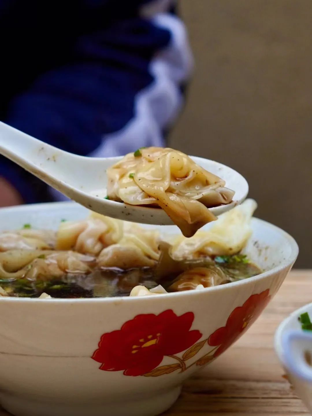 iddo在吃饭肉馅里还会有笋丁，口感十分丰富，一口馄饨一口汤，美味无比。