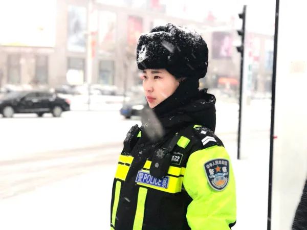 梅河口女交警图片