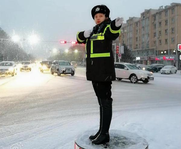 梅河口女交警图片