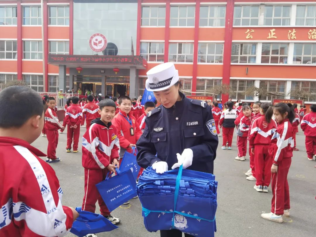 3月24日上午,岚县交警大队宣传民警来到红旗小学,开展"全国中小学生