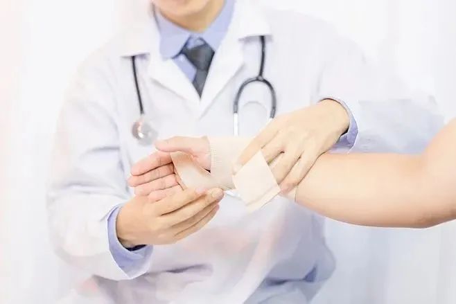 止血材料是什么【山东科协每日科普】抹点儿胶水就能止血疗伤？这仿生材料也太神奇了……-上海聚慕医疗器械有限公司