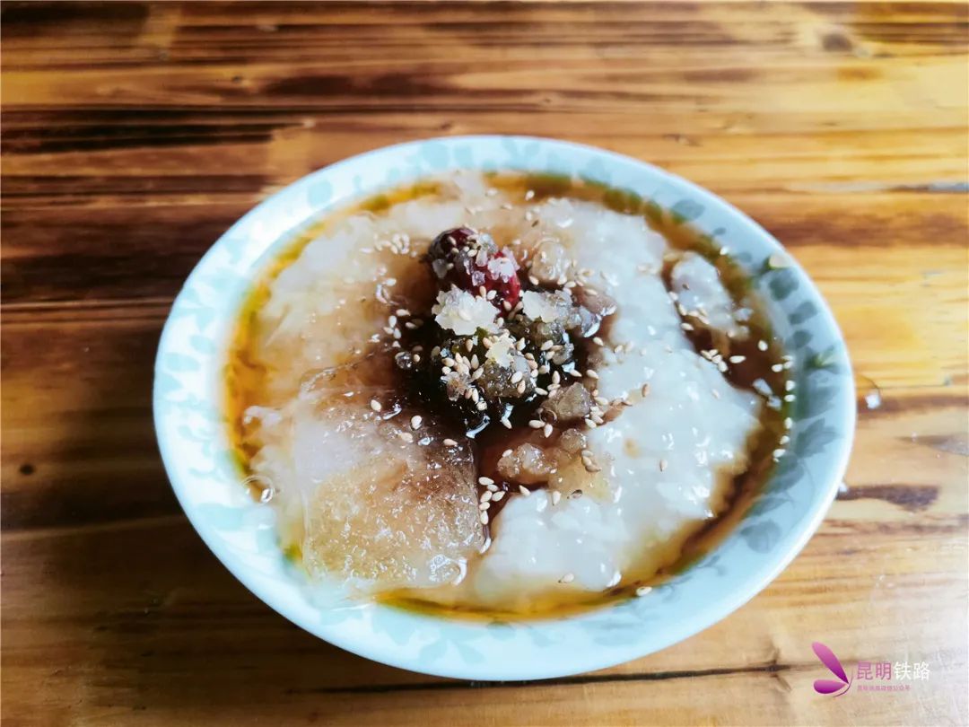 可以到邻近的街道寻一家餐馆,尝尝当地特色凉米线,冰稀饭和包浆豆腐
