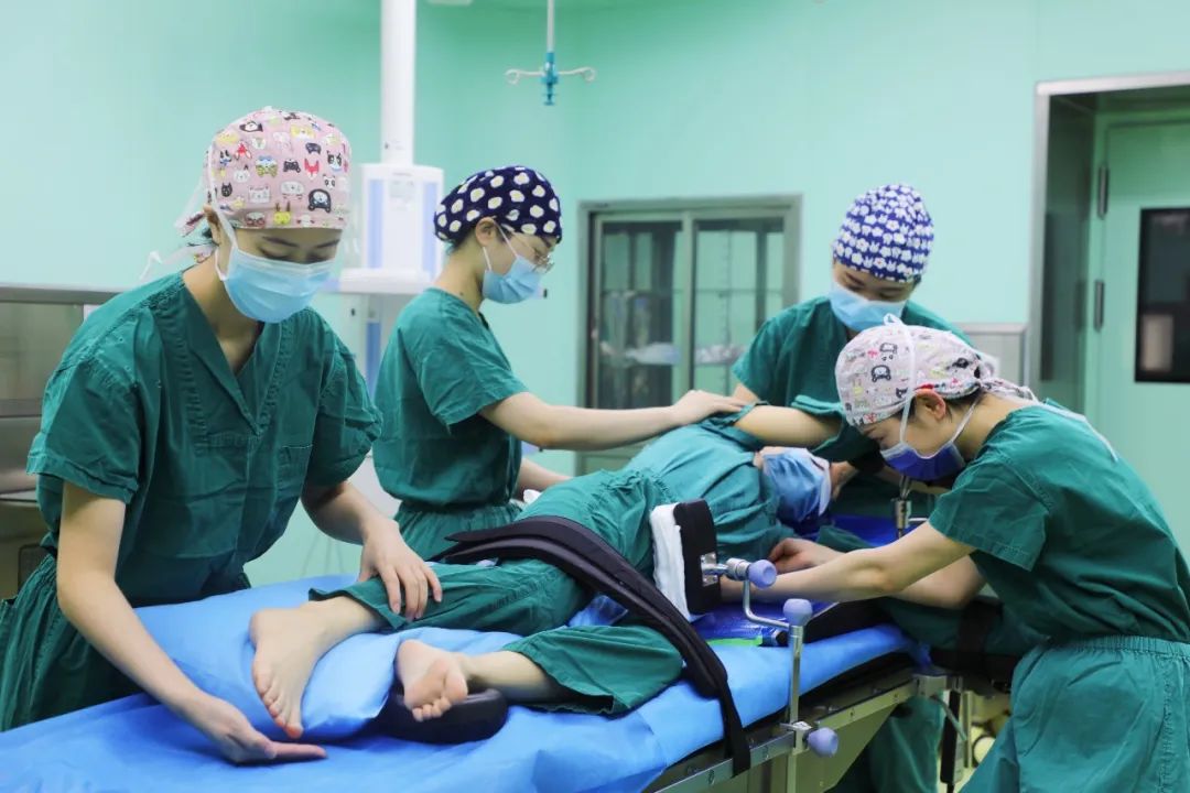 科护理团队在2023年成都市护理学会组织的"手术室体位操作技能"比赛中