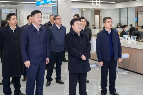 在苏州国际商事法庭,田大忠认真听取法庭成立以来的工作情况介绍,详细