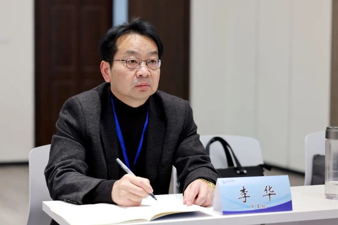 课堂主持:石化二小校长胡长洲华东师范大学的吴永和博士以《教育数字