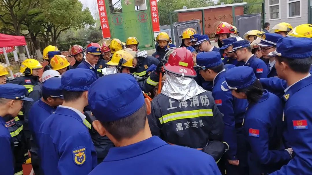 小伙戒指卡手遇130名消防员演训，正好教学(图2)