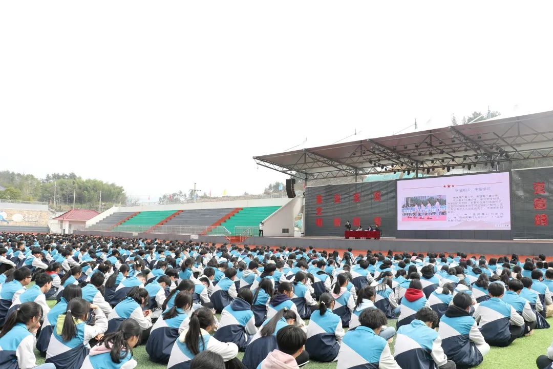 3月29日,岳西县人民法院组织干警赴大别山科技学校举办"预防校园欺凌"