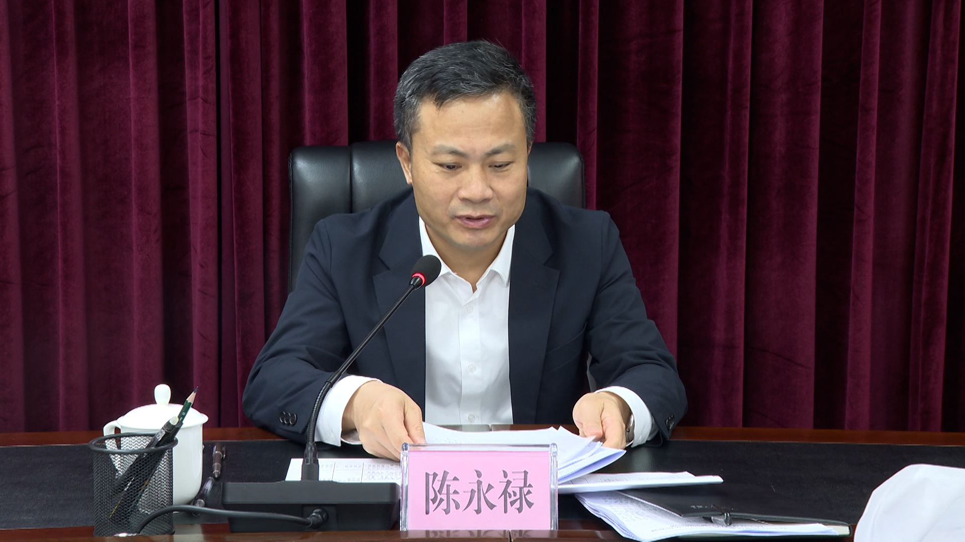 海陵区领导陈永禄参加区委办党支部组织生活会暨民主评议党员大会