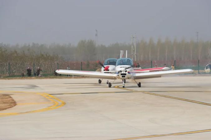 相约梨花海圆梦通航放飞梨想威县通用机场飞机试飞活动成功举办