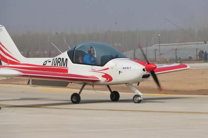 相约梨花海圆梦通航放飞梨想威县通用机场飞机试飞活动成功举办