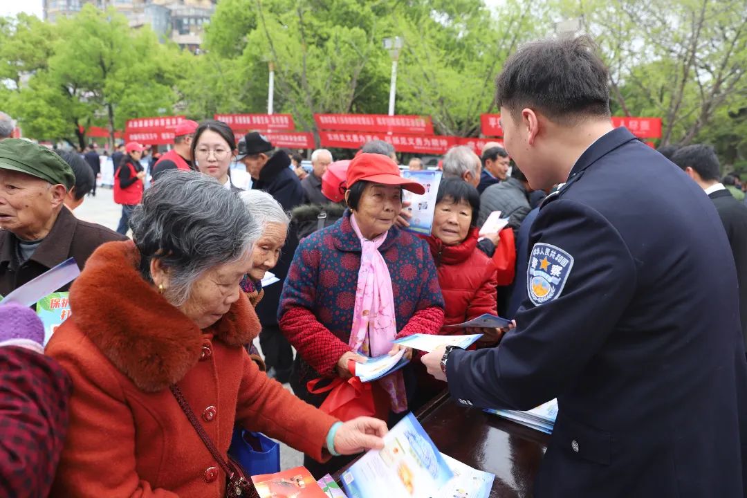 余江法院参与平安建设集中宣传日活动