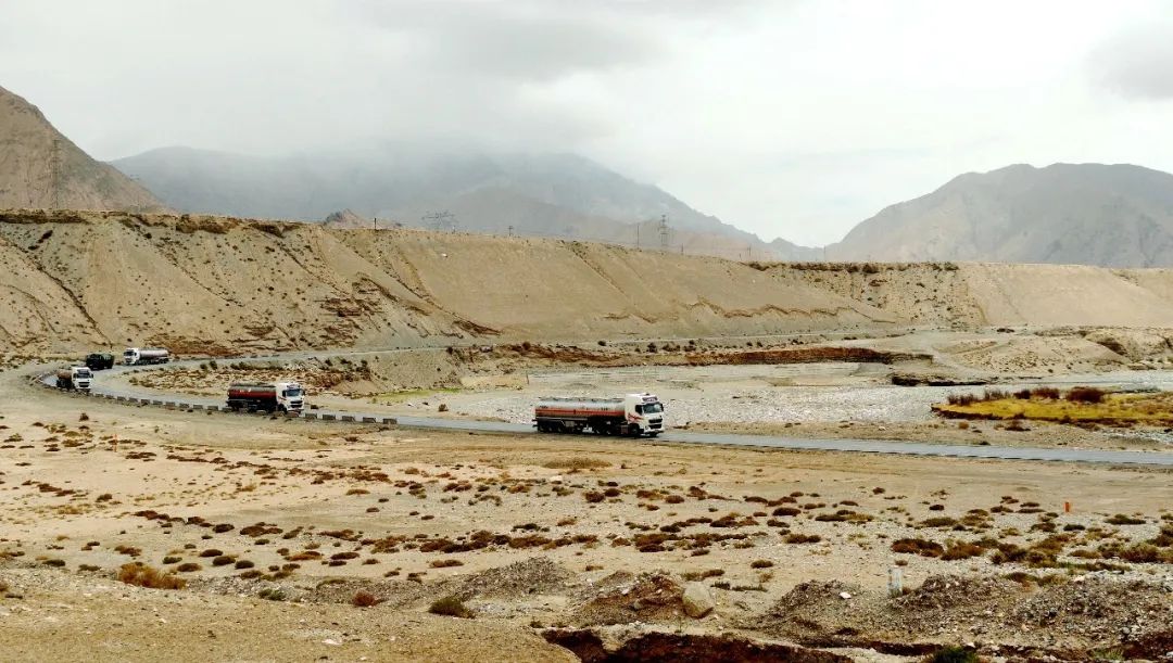 这一趟的必经之路日喀则仁布县被泥石流冲毁了公路,需要从山南市海拔