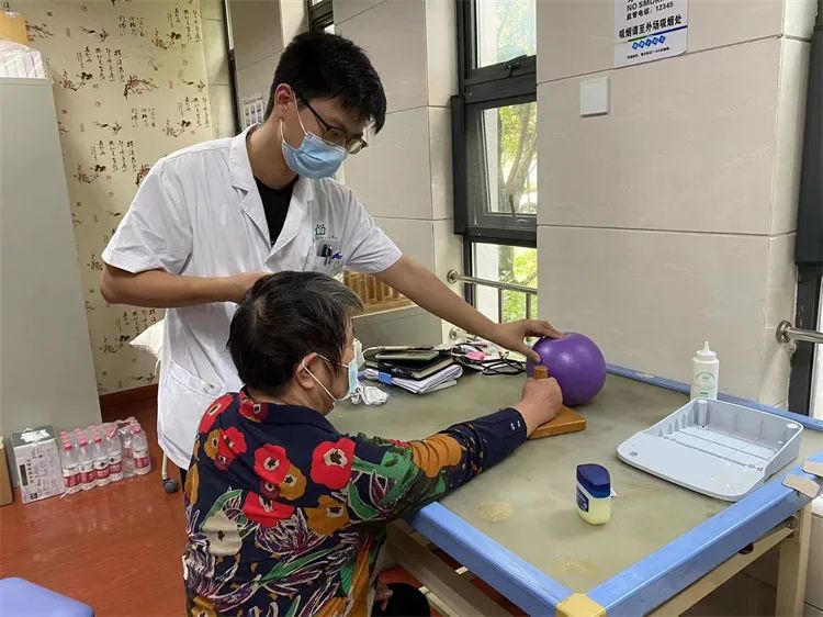 医疗网怎么进入媒体焦点：赋能基层，如何让“网底”医疗持续有劲头？文汇报记者走进嘉定社区医院_https://www.jmylbn.com_新闻资讯_第4张