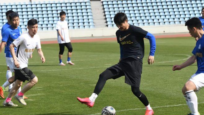 又对江苏足球有信心了？33岁苏宁国脚退役2年后复出，还想努把力