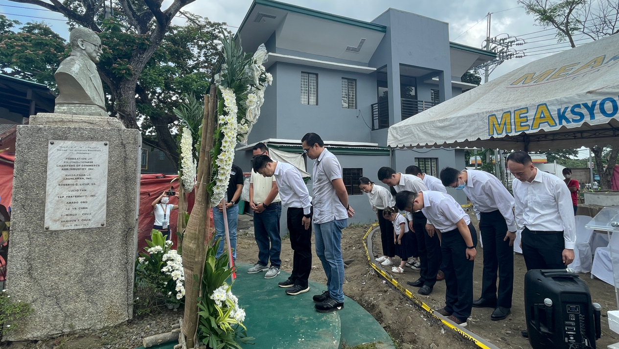 中国驻菲律宾使馆赴奎松省地亚望市开展 叶飞将军纪念铜像清明祭扫活动