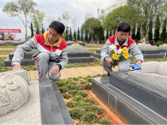 坐标:八街烈士陵园安宁市石江学校:烈士墓前少年庄严宣誓4月3日,安宁