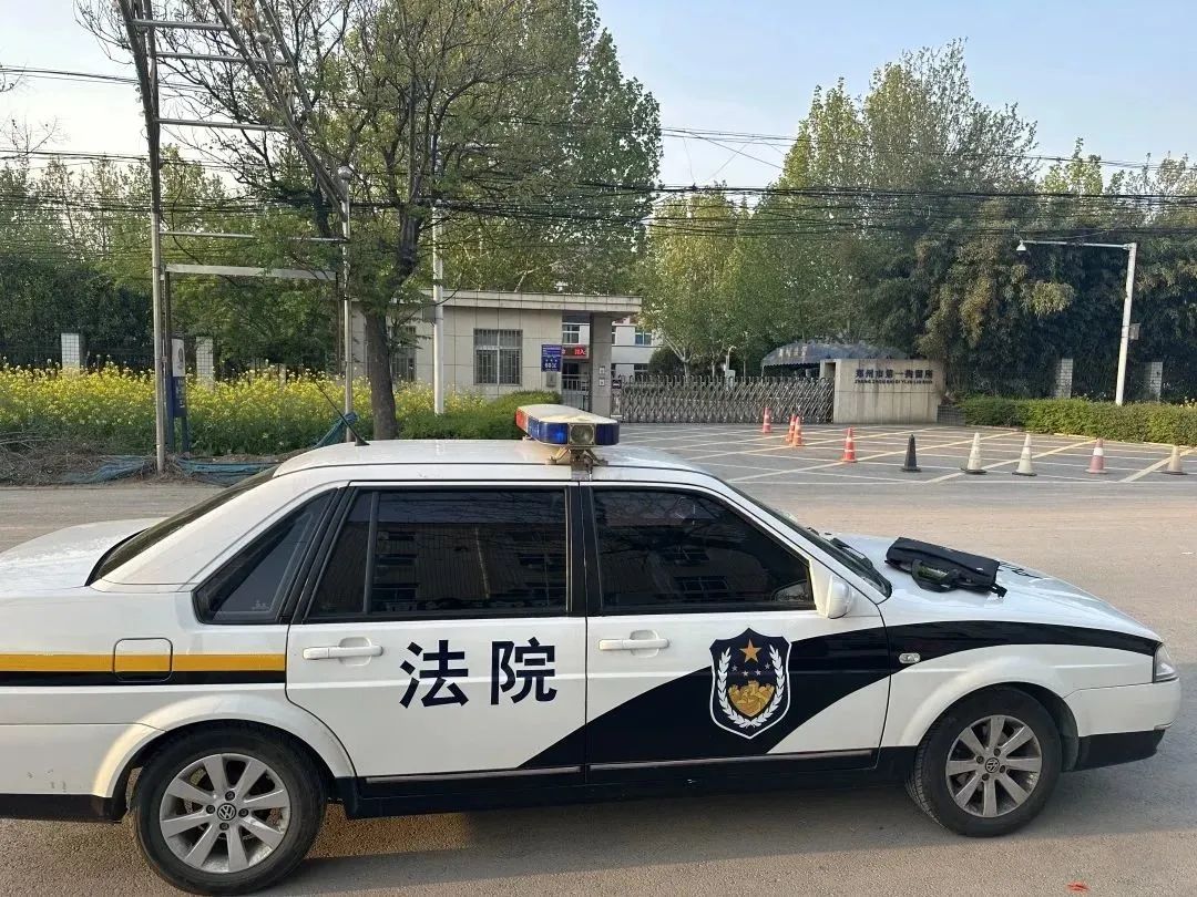 法院警车车队图片