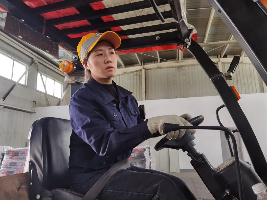 "地表最酷女司机"!你见过吗?_澎湃号·政务_澎湃新闻-the paper