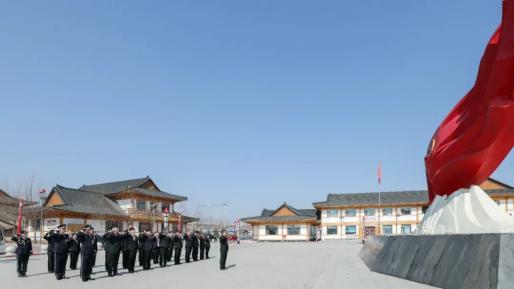 四平市中級人民法院來到四平烈士陵園祭掃追思,幹警們仔細聆聽