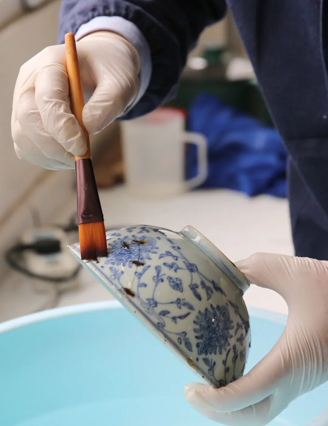 图话丨文物修复师续凯:23年修复万余件陶瓷文物_澎湃号·媒体_澎湃