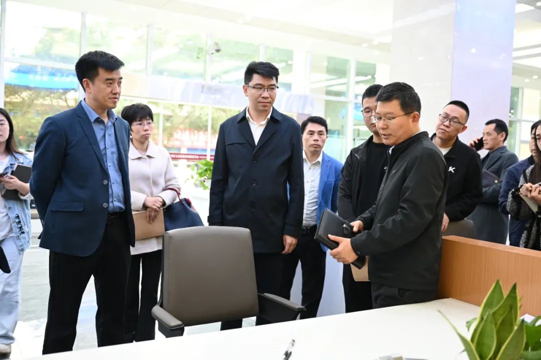 广安区法院党组书记,院长张凡平,党组成员,副院长史振江陪同.