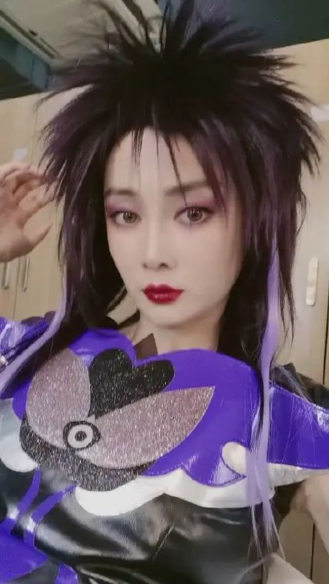 公开资料显示,周娇1988年出生,因出演奇幻剧《巴啦啦小魔仙》中的黑