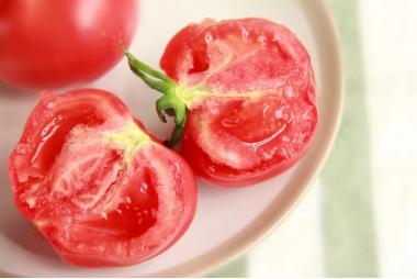 另外西红柿热量低5个西红柿才相当于一碗饭的热量多吃也不发胖它还