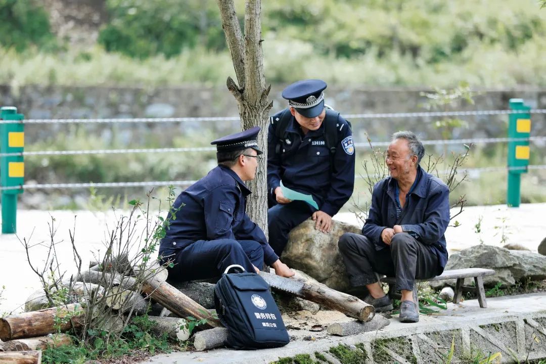 实践|甘肃康县:"背包警务"背出警民鱼水情_澎湃号·媒体_澎湃新闻-the