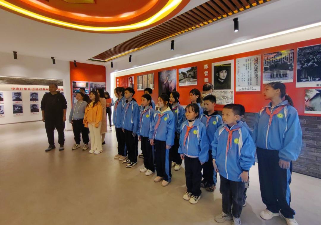 黄果树旅游区龙宫镇炭窑小学"兵校长" 开展爱国主义宣讲活动_澎湃号