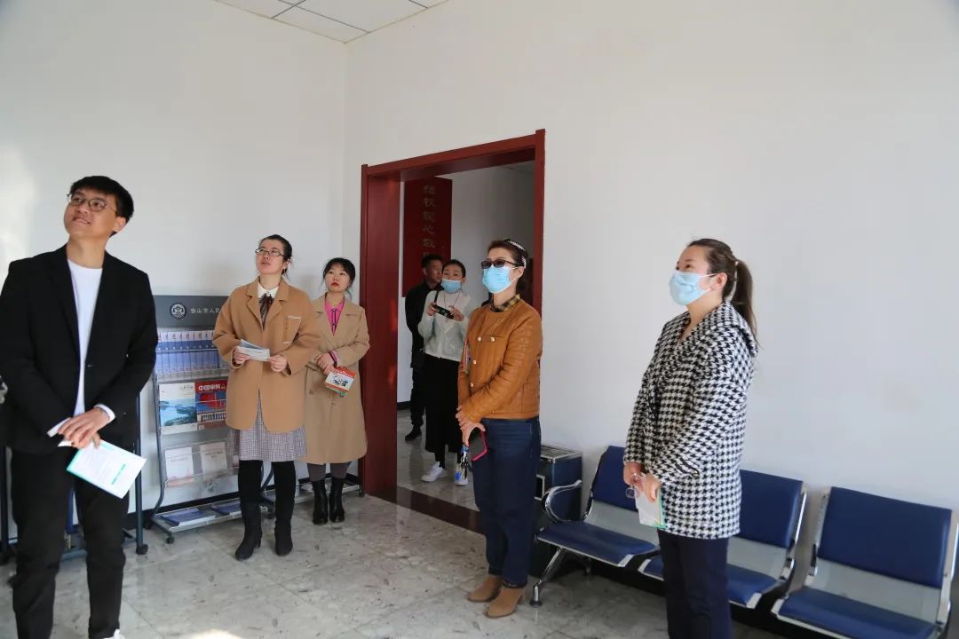 邀请密山市第五小学和第七中学的9名教师走进法院,感受阳光司法