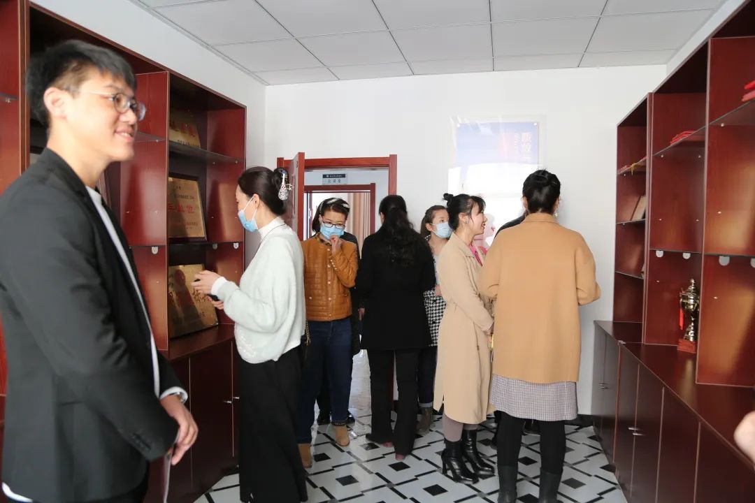 邀请密山市第五小学和第七中学的9名教师走进法院,感受阳光司法