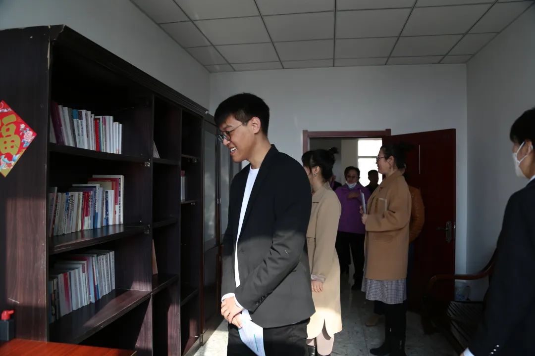 邀请密山市第五小学和第七中学的9名教师走进法院,感受阳光司法