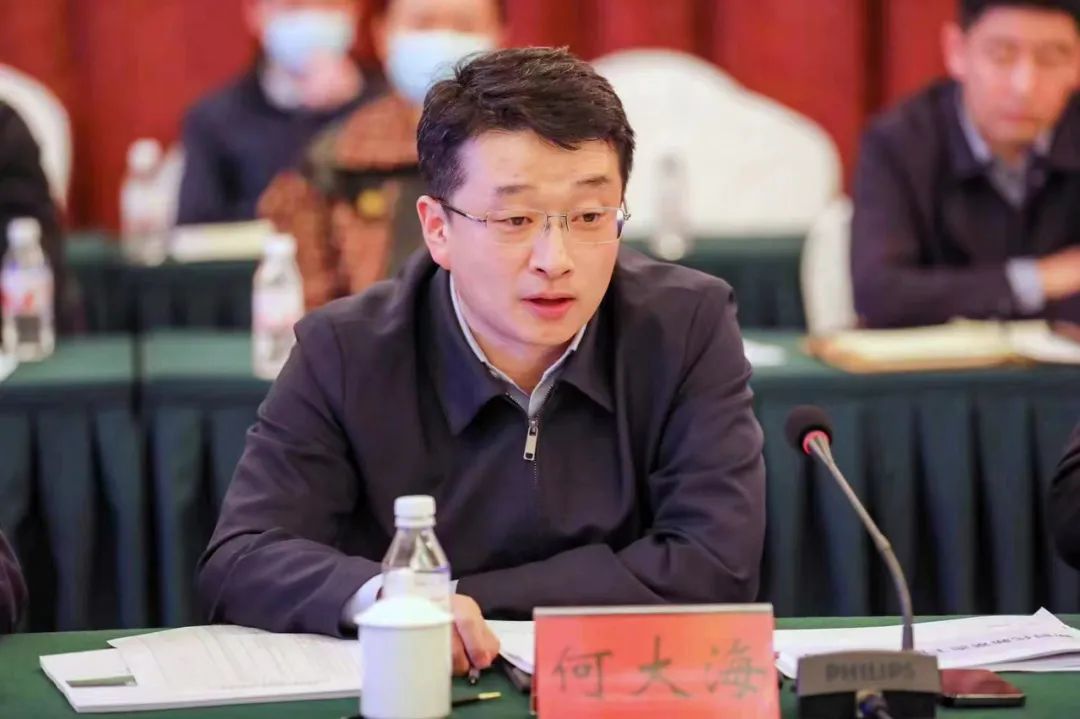 何大海主持召开市委理论学习中心组(扩大)学习暨推进高质量发展研讨会