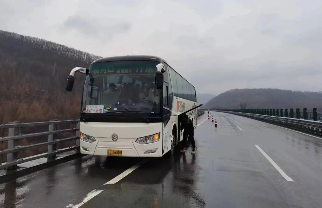 高速鹤岗方向917公里黑坑沟大桥处时,发现一辆大巴车打开双闪停在应急
