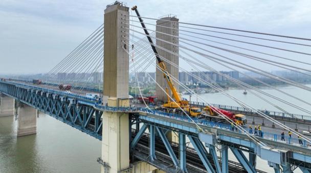 国内首次公铁斜拉桥拉索更换作业顺利完成