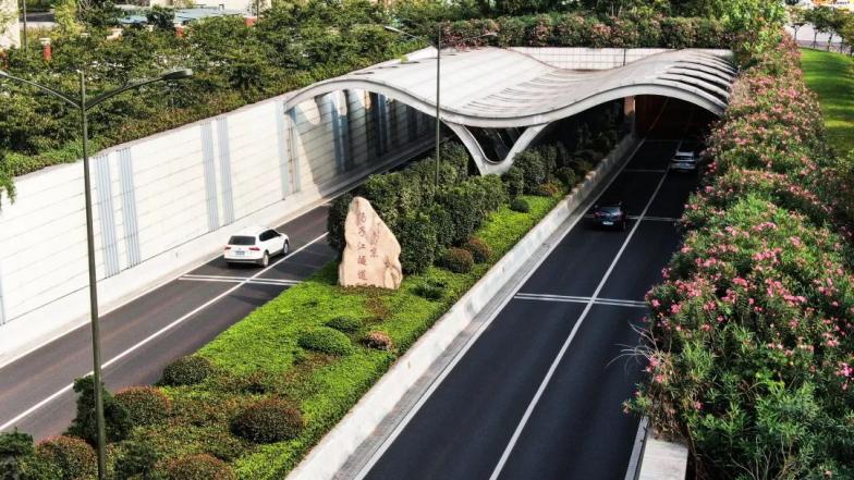 定淮门隧道双线单双号夜间交替封闭,17日凌晨定淮门线开通,江北入口