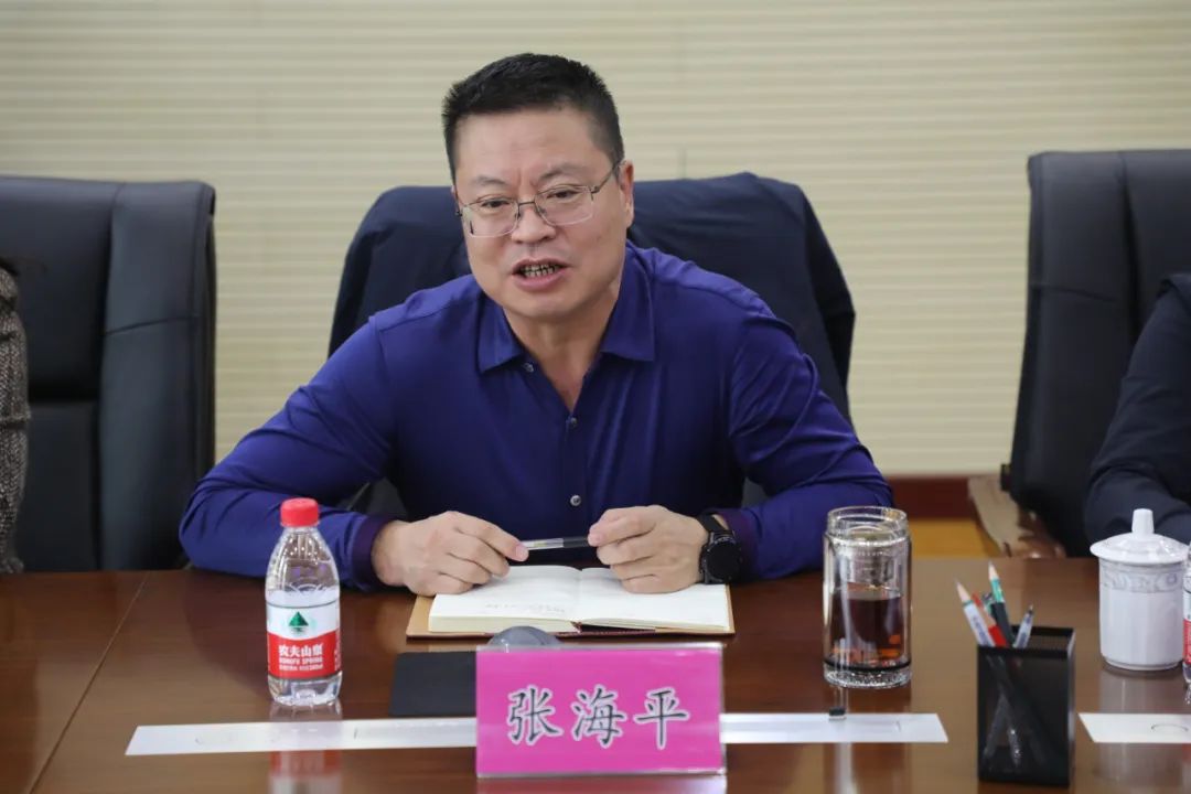 座谈会上,张海平院长对王旭光院长一行前来考察交流表示诚挚欢迎,随后