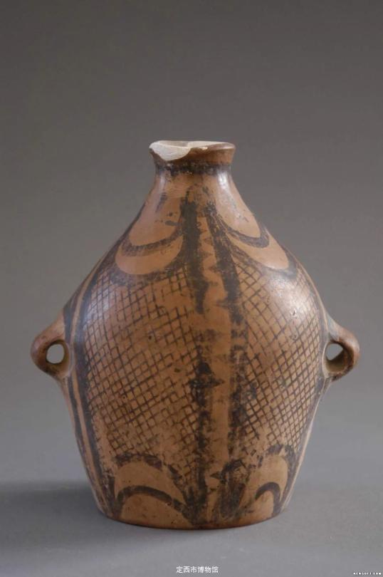 定西市博物馆精品文物鉴赏(二十)鱼网纹彩陶双耳瓶