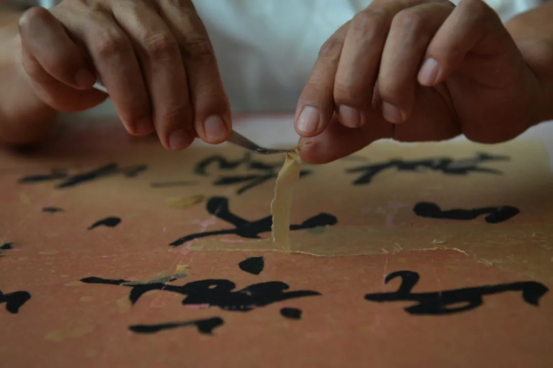 【央媒聚焦】石家庄市新华区:书画揭裱修复让破损古旧字画"重获新生"