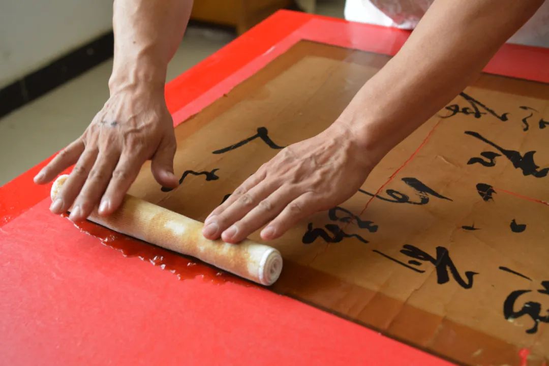 【央媒聚焦】石家庄市新华区:书画揭裱修复让破损古旧字画"重获新生"