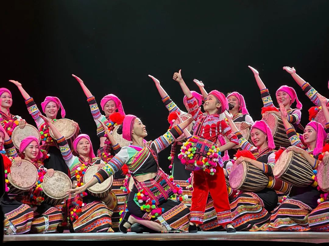 拉祜族传统摆舞图片