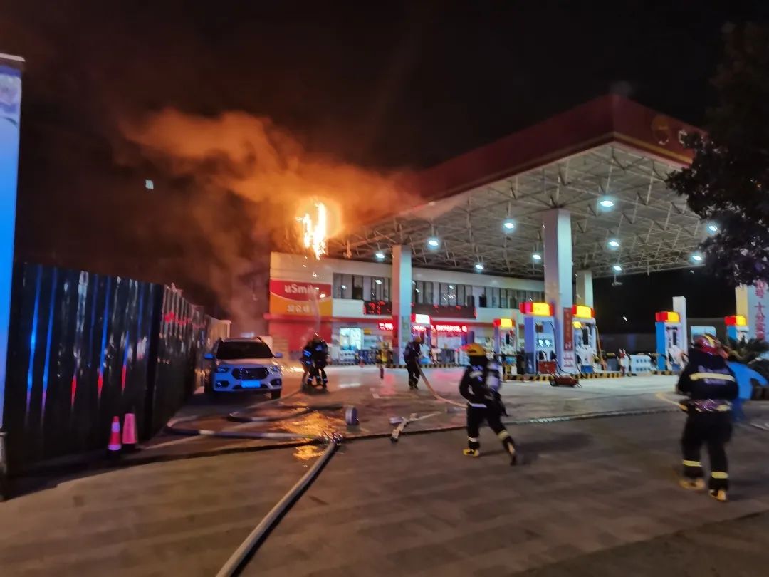 加油站顶棚起火,下起"火焰雨"!