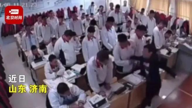 中学老师掌掴脚踹多名学生,还用拖把杆殴打?