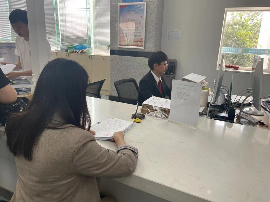 请求前往某银行调取被执行人账户交易流水，执行法官在综合考虑案件情况后向其签发了调查令。结合银行反馈的