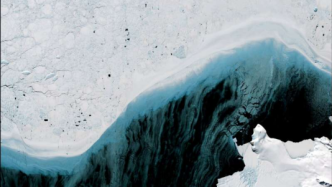 新研究：浮力驱动的冰盖每天快速后退数百米
