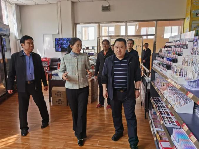 共建食安城富县县委常委副县长曹振颖督导城区校园食