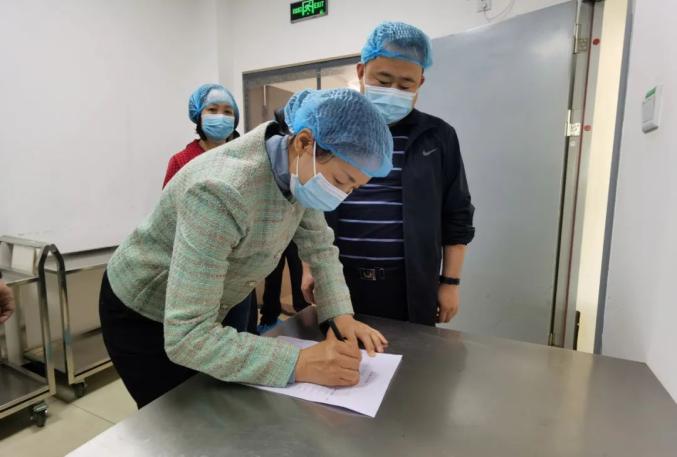 共建食安城富县县委常委副县长曹振颖督导城区校园食