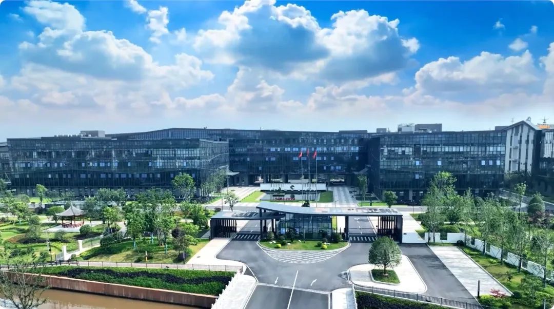 近日,在兰溪欣旺达浙江锂欣产业园圆柱锂电池项目建设现场,施工人员