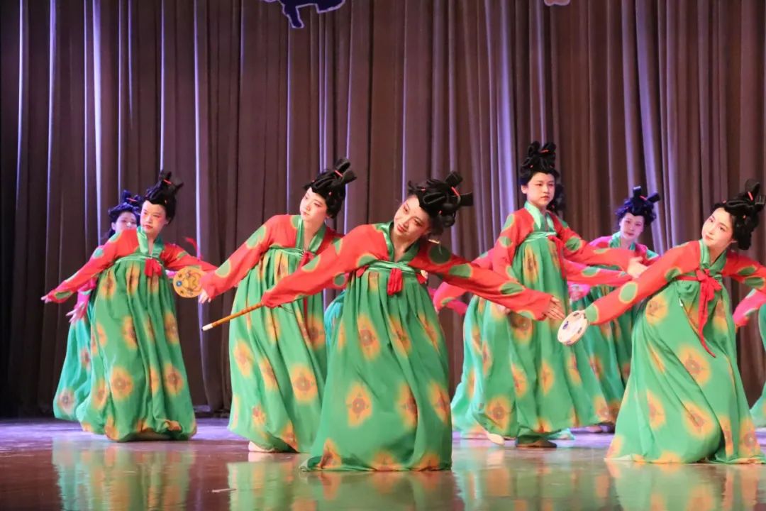 经历一次次排练磨合,最终呈现出"翘袖折腰"的汉唐乐舞风姿