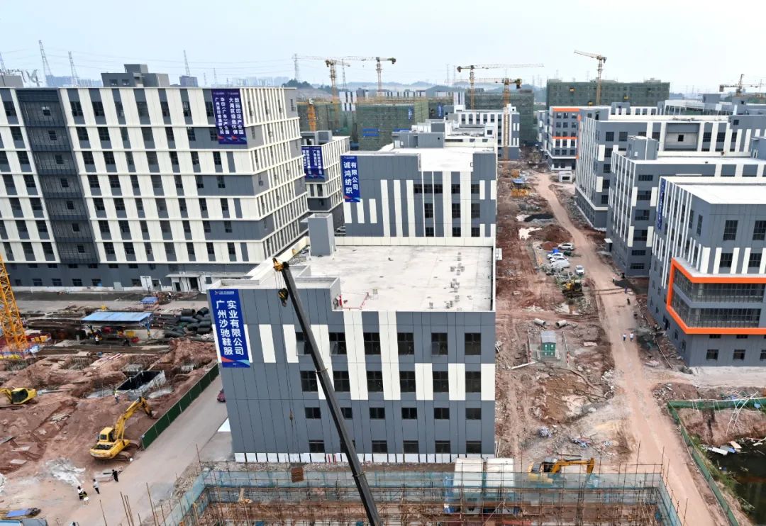 2023年4月17日,广州北·中大时尚科技城,一家家厂房建筑拔地而起.